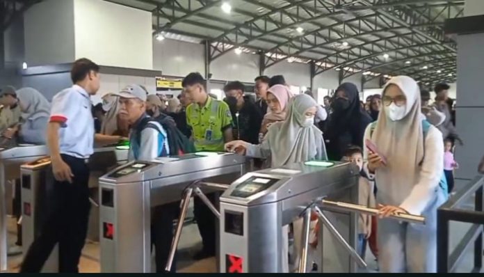 Suasana di Stasiun Rangkasbitung yang dipadati oleh pemudik