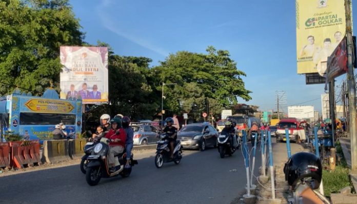 Suasana lalu lintas di depan Pos Pengamanan (Pospam) Ciruas