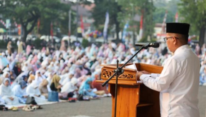 Suasana pelaksanaan Salat Idulfitri 1447 Hijriah di Alun-Alun Barat Kota Serang yang dihadiri Gubernur Banten