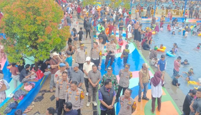 Suasana ramai wisatawan di Waterpark Binuang, Kabupaten Serang