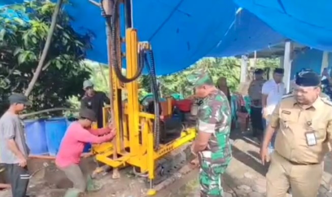 TNI membangun sumur bor di Lingkungan Cisuru, Kelurahan Suralaya, Kecamatan Pulomerak, Kota Cilegon (Foto: Bantentv.com/ Ali)