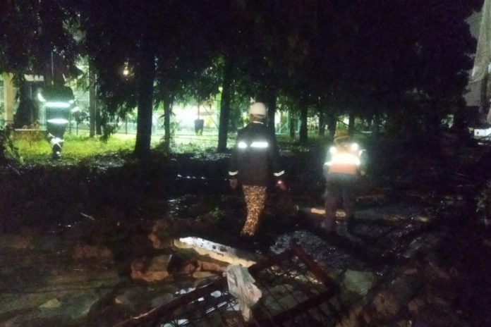 Tembok pagar bagian belakang Rumah Dinas Wali Kota Cilegon roboh pada Sabtu, 8 Maret 2026.