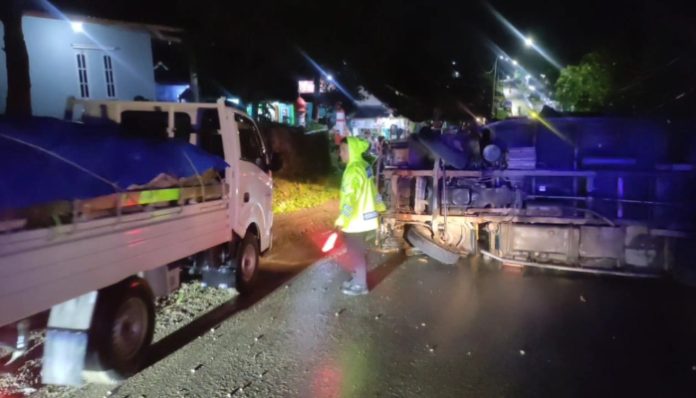 Truk Pengangkut Susu MBG Terguling di Jalan AMD Lintas Timur.