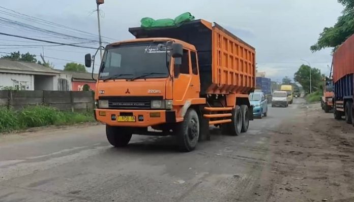 Truk Sumbu Tiga Dibatasi di Jalur Mudik Cilegon Menuju Pelabuhan. (Foto: Bantentv.com)
