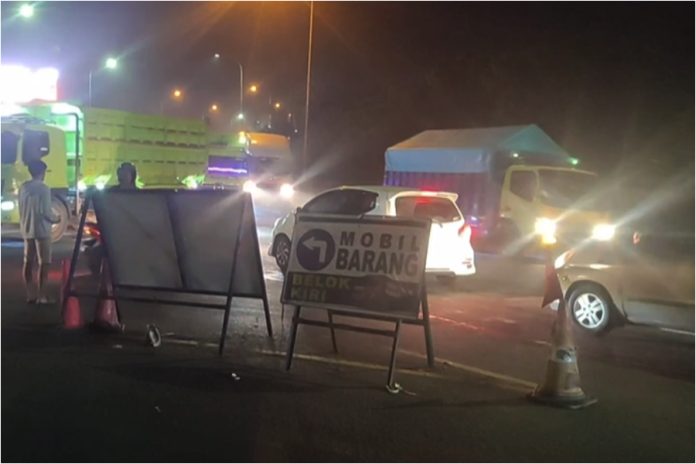 Menjelang pemberlakuan pembatasan operasional truk logistik pada masa angkutan Lebaran 2026, simpang Exit Tol Cilegon Timur macet.