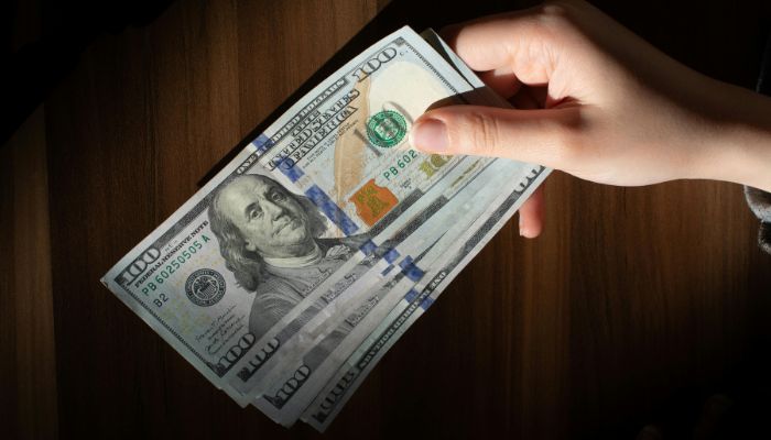 Rupiah Dibuka Melemah, Dekati Rp17.000 per Dolar AS!