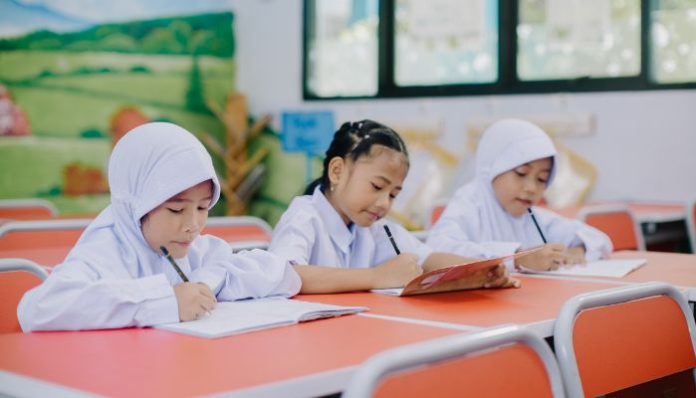 Kapan masuk sekolah setelah Lebaran 2026? (Foto: Studio Indonesia)