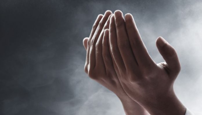 Ilsutrasi seseorang tengah memanjatkan qunut nazilah respon dari eskalasi konflik AS-Israel VS Iran (Foto: Getty Images)