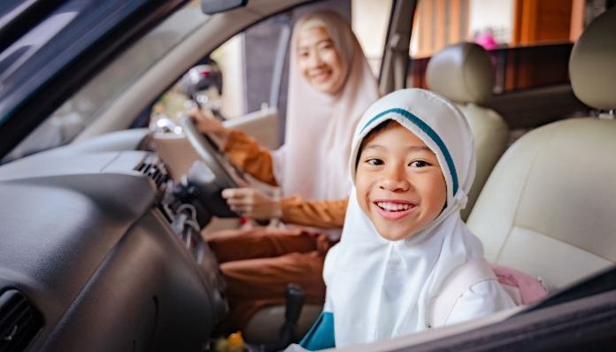 Ilustrasi pemudik sedang membaca doa sebelum melakukan perjalanan panjang (Foto: Odua Images)