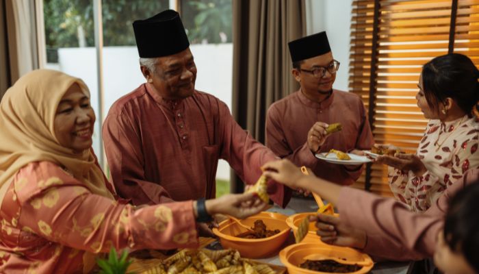 5 Adab Silaturahmi Saat Lebaran yang Sering Terlupa
