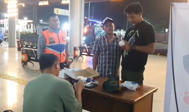 Dua sopir bus terindikasi positif narkoba saat tes Urine di Terminal Merak (Foto: Bantentv.com/ Ali)