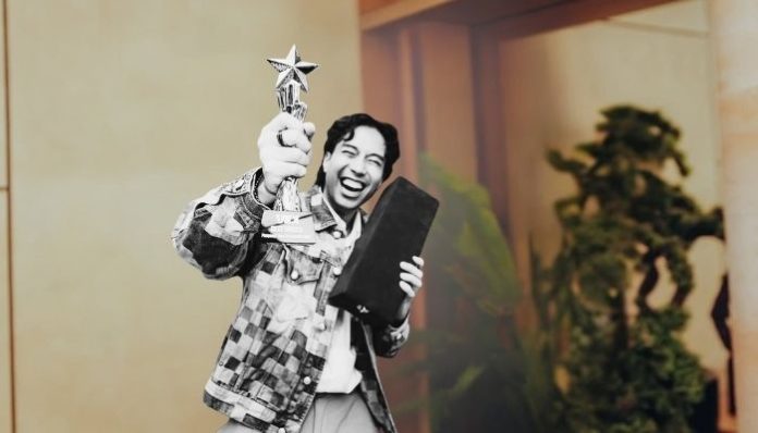 Vidi Aldiano dikenal luas sebagai salah satu penyanyi pop Indonesia yang memiliki perjalanan karier panjang dan penuh inspirasi.