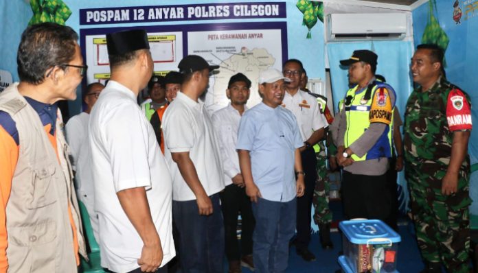 Wabup Serang Muhammad Najib Hamas saat meninjau Pos Pam Lebaran