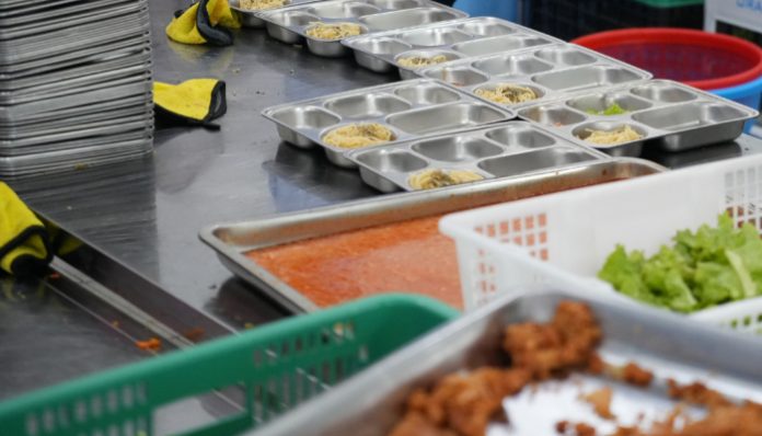 Persiapan makanan program Makan Bergizi Gratis di dapur SPPG yang harus memenuhi standar higiene sanitasi.