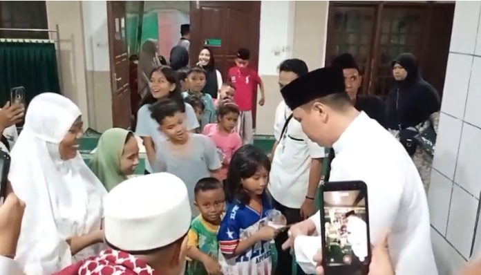 Wali Kota Serang Budi Rustandi membagikan THR kepada anak-anak saat malam takbiran