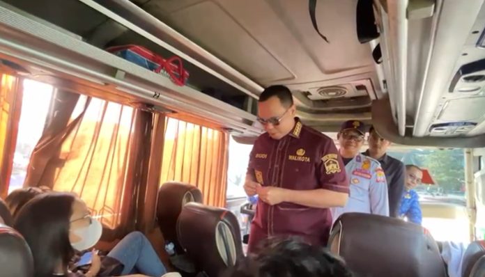 Aksi spontan Budi Rustandi bayarkan tiket pemudik Rp600 ribu di Terminal Pakupatan