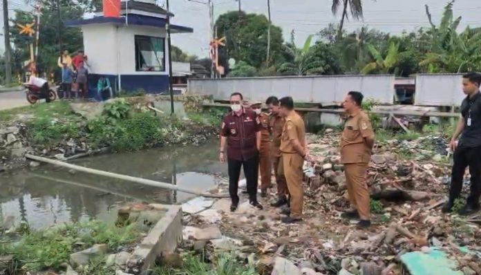 Wali Kota Serang Budi Rustandi tinjau kali Kroya.