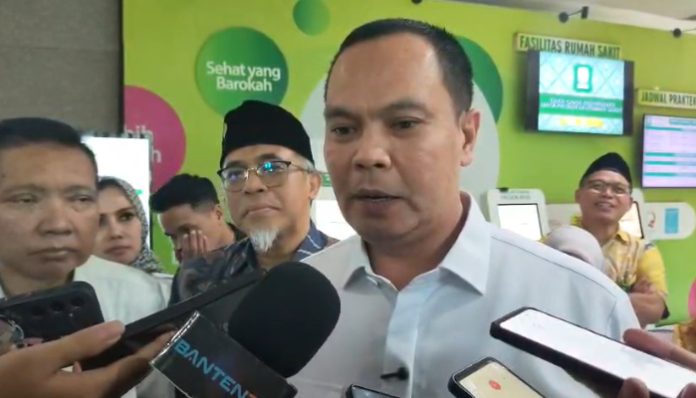 Wali Kota Serang Budi Rustandi saat monitoring pembayaran THR di RS Sari Asih, Rabu (11/3/2026).