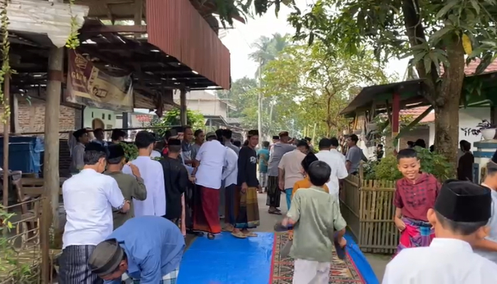 Warga Kampung Lebak melaksanakan Salat Idulfitri 1447 Hijriah di Masjid Al Amin, Desa Dahu, Kecamatan Cikeusal, Kabupaten Serang.
