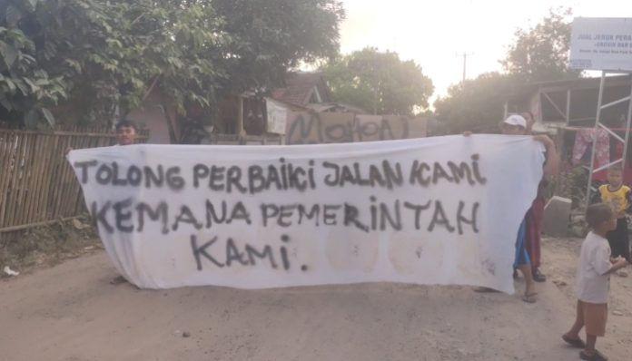 Warga Kampung Sabagi Turun ke Jalan Tuntut Perbaikan