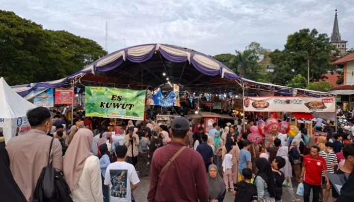 Suasana bazar Ramadan Masjid Ats-Tsauroh Kota Serang saat warga menunggu jadwal buka puasa