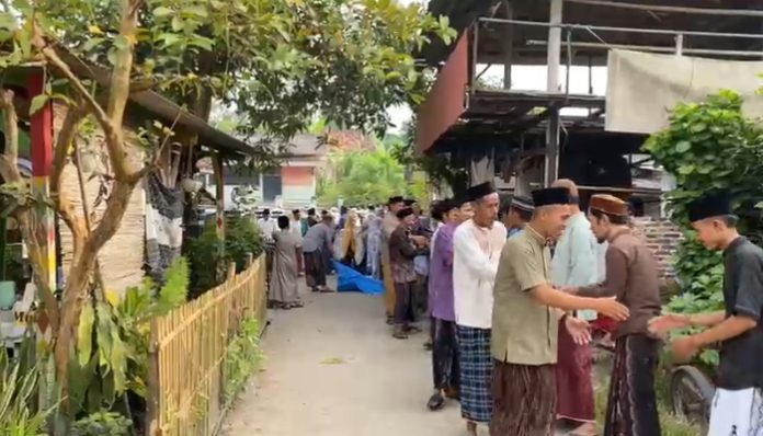 Warga saling bersalaman usai Salat Idulfitri di Kampung Lebak, Cikeusal