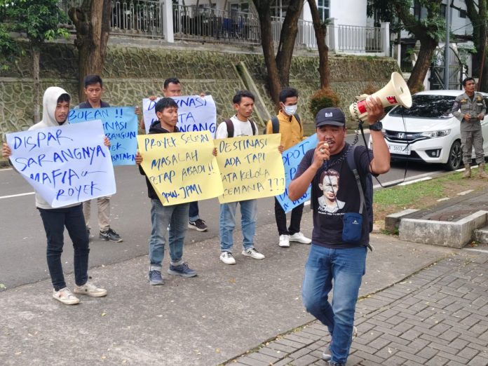 Dewan Pimpinan Wilayah Jaringan Pemuda Mahasiswa Indonesia (DPW JPMI) Banten saat menggelar aksi unjuk rasa pada di depan Kantor Dinas Pariwisata Provinsi Banten (Foto: Bantentv.com/ Rangga)