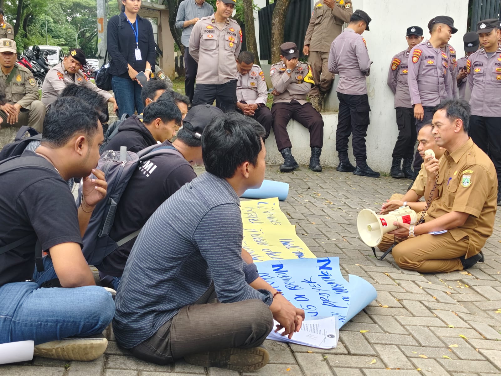 Dewan Pimpinan Wilayah Jaringan Pemuda Mahasiswa Indonesia (DPW JPMI) Banten saat menggelar aksi unjuk rasa pada di depan Kantor Dinas Pariwisata Provinsi Banten (Foto: Bantentv.com/ Rangga)