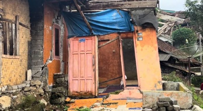32 rumah di Bayah terancam roboh akibat pergeseran tanah (Foto: Bantentv.com/ Nano)