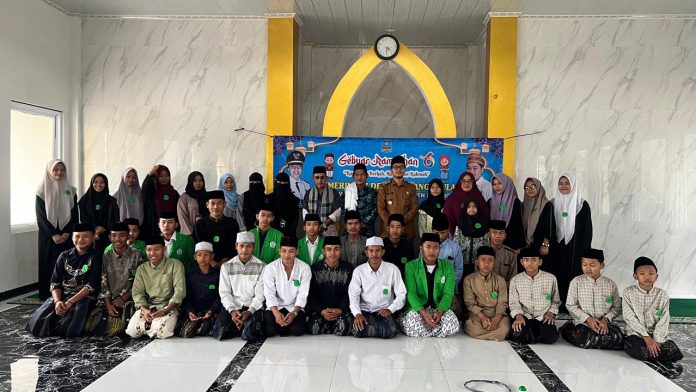 Foto bersama antara Pemdes Sindangheula bersama peserta lomba Gebyar Ramadan (Foto: Bantentv.com/ Riki)