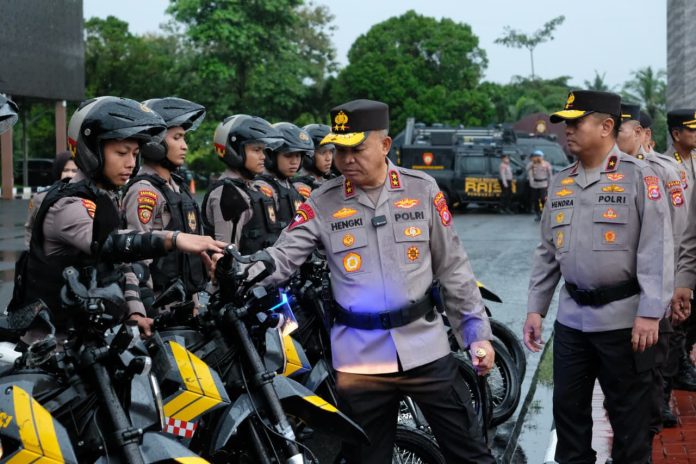 Kapolda Banten mengecek kesiapan kendaraan operasional Jelang Operasi Ketupat Maung 2026 (Foto: Bantentv.com/ Imron)