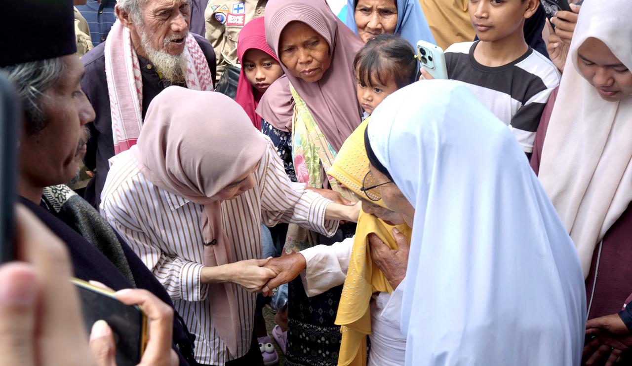 Bupati Serang Ratu Rachmatuzakiyah kunjungi korban yang rumahnya ambruk (Foto: Bantentv.com/ Riki)