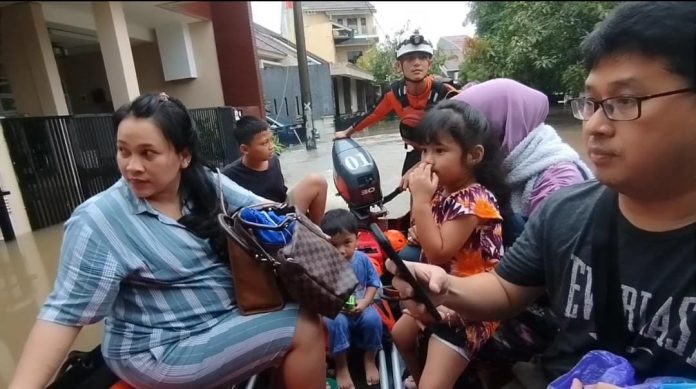 Petugas sedang mengevakuasi korban banjir di Metro Cilegon (Foto: Bantentv.com/ Ali)