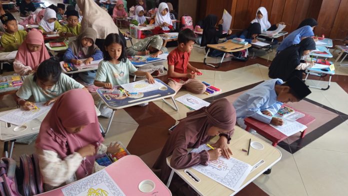 Ratusan anak terlihat antusias mengikut lomba mewarnai kaligrafi (Foto: Bantentv.com/ Rangga)