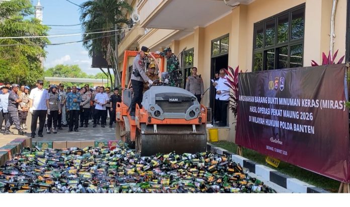 Pemusnahan ribuan botol miras ilegal hasil Operasi Pekat Maung 2026 (Foto: Bantentv.com/ Imron)