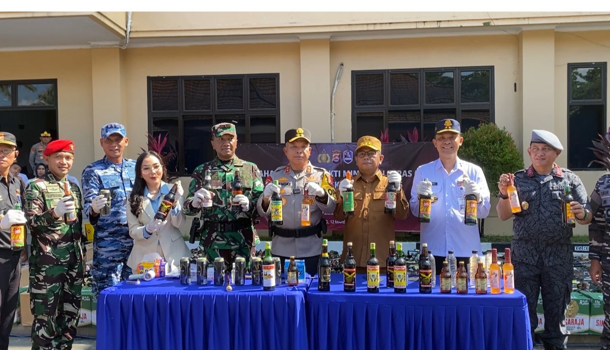 Pemusnahan ribuan botol miras ilegal hasil Operasi Pekat Maung 2026 (Foto: Bantentv.com/ Imron)