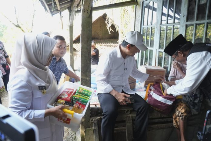 Wakil Gubernur Banten dan Bupati Pandeglang menyalurkan bantuan RTLH (Foto: Bantentv.com/ Rangga)
