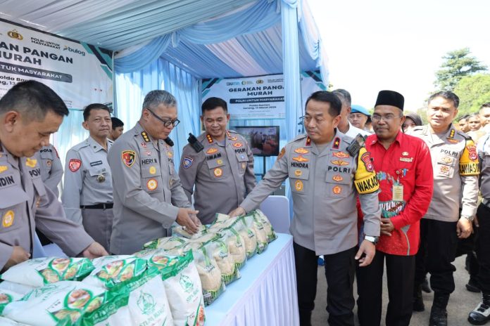 Wakapolda Banten meninjau pelaksanaan Gerakan Pangan Murah (Foto: Bantentv.com/ Imron)