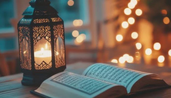 Ilustrasi. Cahaya lentera Al-Qur'an yang bersinar di Malam Lailatul Qadar (Foto: Pinterest)
