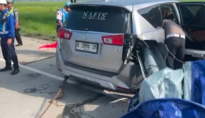 Minibus ringsek setelah menabrak pembatas jalan tol di Jalan Tol Ngawi (Foto: Instagram/@grafikanews)