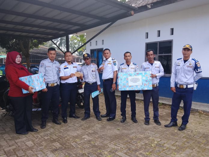 Solidaritas para PPPK paruh waktu memberikan penghargaan kepada salah satu rekan sejawat yang resmi memasuki masa purna bakti (Foto: Bantentv.com/ Rangga)