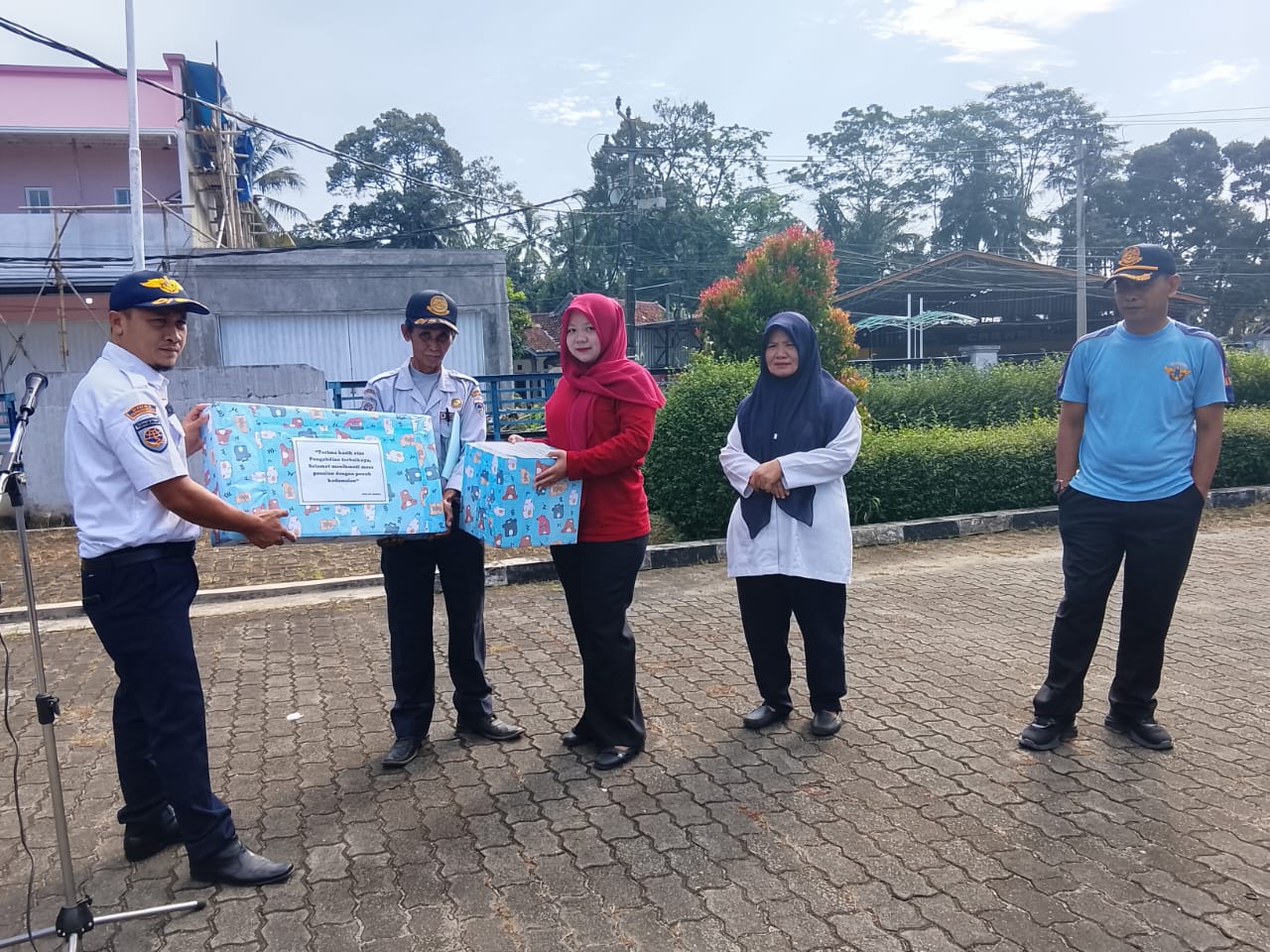 Solidaritas para PPPK paruh waktu memberikan penghargaan kepada salah satu rekan sejawat yang resmi memasuki masa purna bakti (Foto: Bantentv.com/ Rangga)