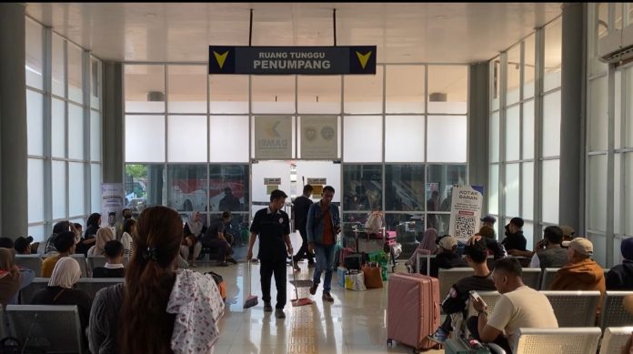 Arus mudik H-3 di Terminal Pakupatan meningkat (Foto: Bantentv.com/ Imron)