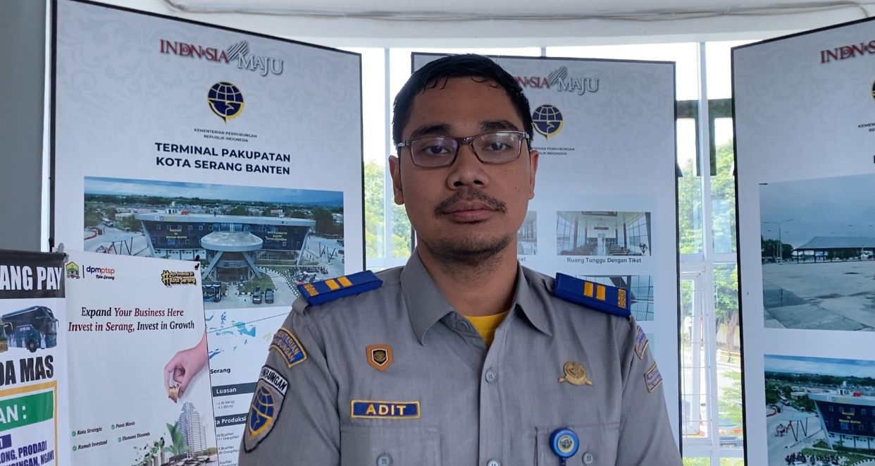 Petugas sarana dan prasarana Terminal Pakupatan, Aditya Bayu (Foto: Bantentv.com/ Ali)