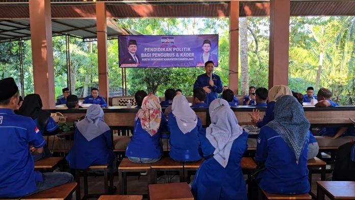 Ketua DPC Partai Demokrat, Pandeglang MM Fuhaira Amin tengah memberikan arahan kepada ratusan kader demokrat (Foto: Bantentv.com/ Rangga)