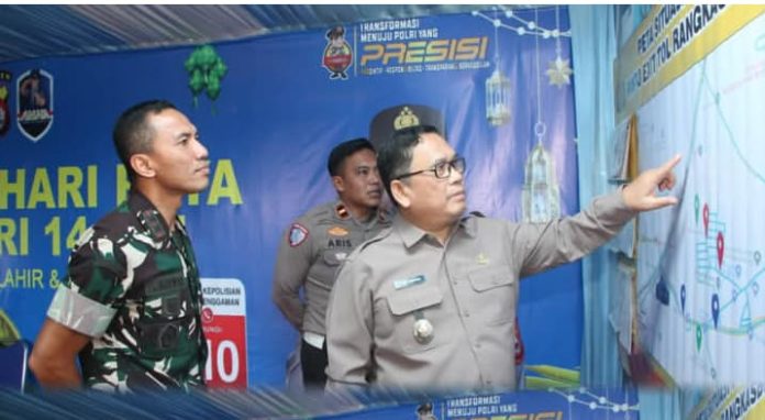 Wakil Bupati Lebak saat meninjau Pospam Exit Tol Mandala (Foto: Bantentv.com/ Nano)
