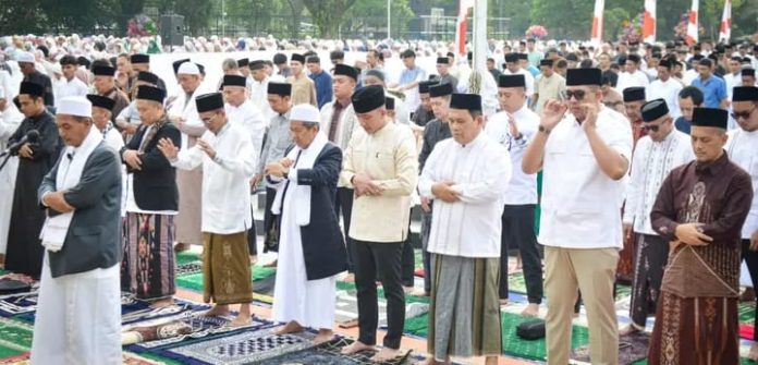 Bupati Lebak salat Idulfitri bersama warga di Alun-alun Rangkasbitung (Foto: Bantentv.com/ Nano)