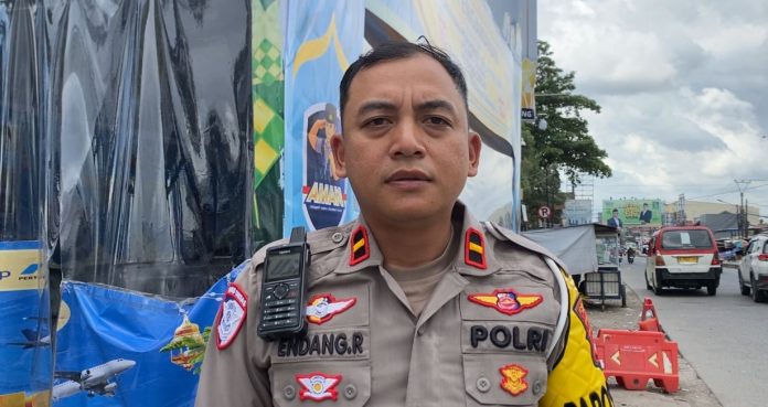 Perwira Pengendali Pos Pengamanan Ciruas, IPDA Endang. Arus lalu lintas di wilayah Ciruas, Kabupaten Serang terpantau ramai (Foto: Bantentv.com/ Imron)