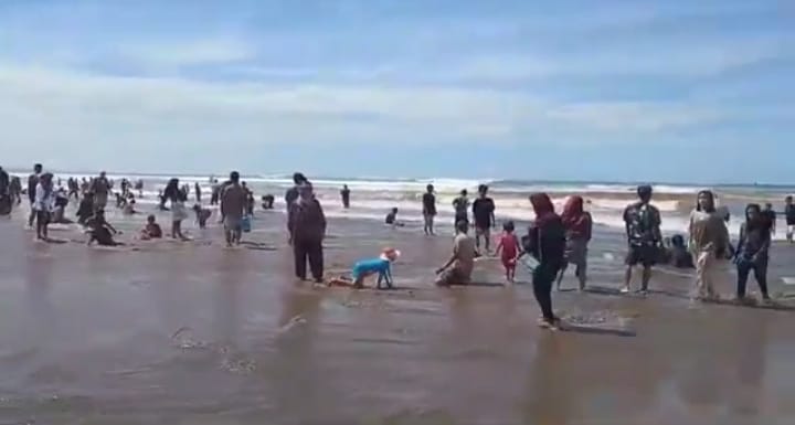 Libur Lebaran, Pantai Bagedur Dipadati Ribuan Wisatawan