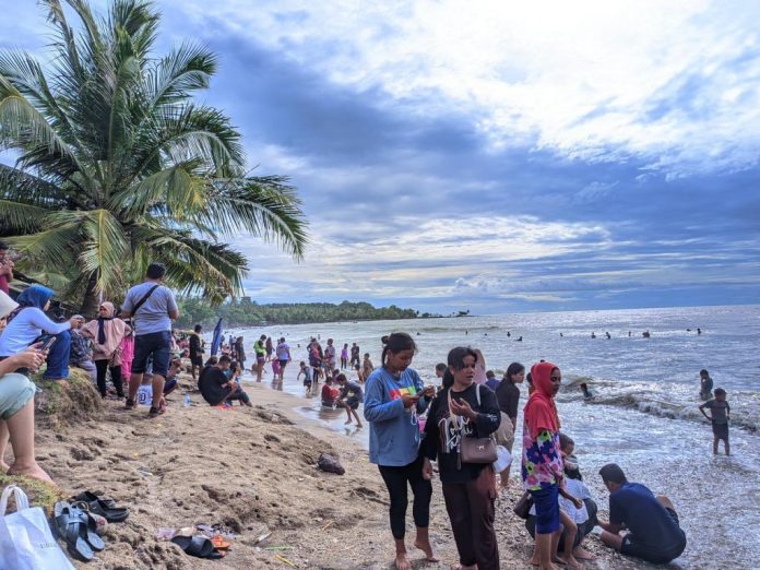 Wisatawan memadati kawasan Pantai Anyer, Kabupaten Serang